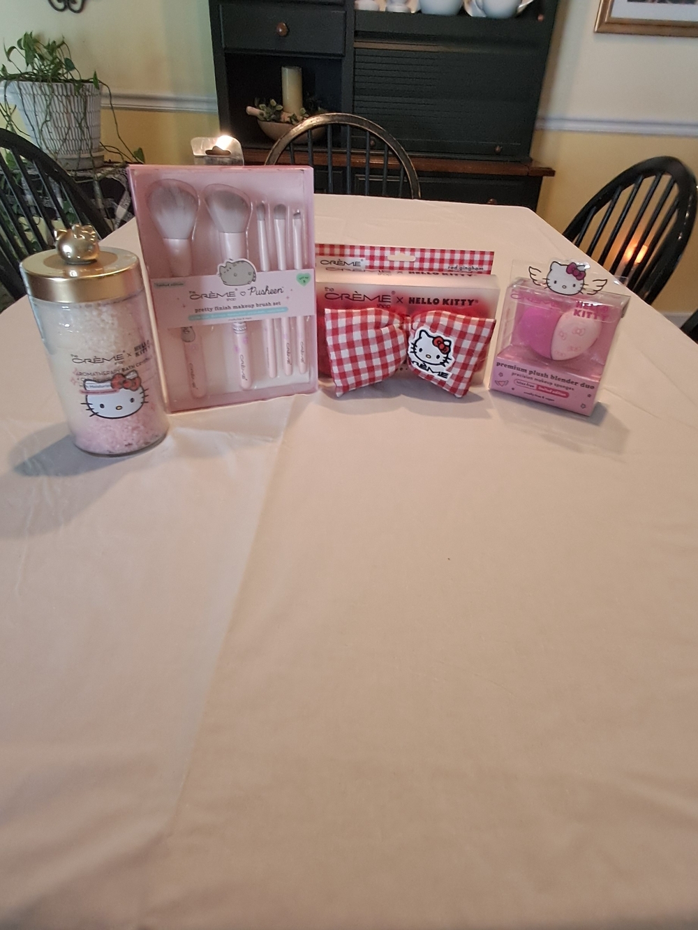 the‎ CREME SHOP X HELLO KITTY Bundle Set